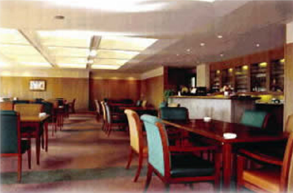 2階レストランから絶景を望むダイニングエリア上質な食事と景観を楽しむ空間