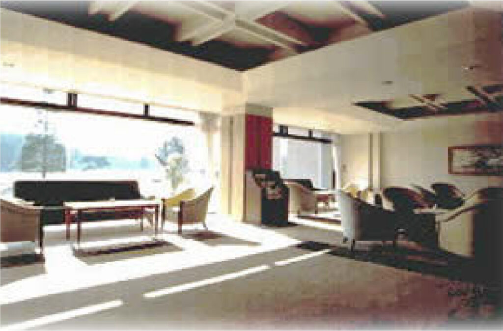 ゴルフ後のくつろぎに最適な快適なラウンジスペース