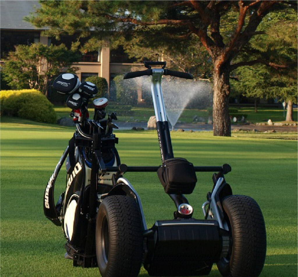 世界初100台導入のセグウェイでゴルフコース体験を楽しむプレーヤー